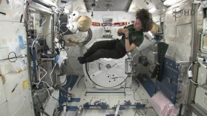 Astronauta celebrando St. Patrick's Day en el espacio